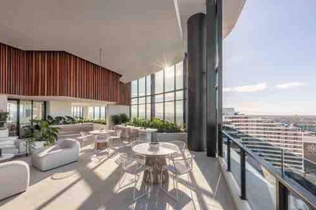 Coastal Chic 2 Bed In Broadbeach Apartment *